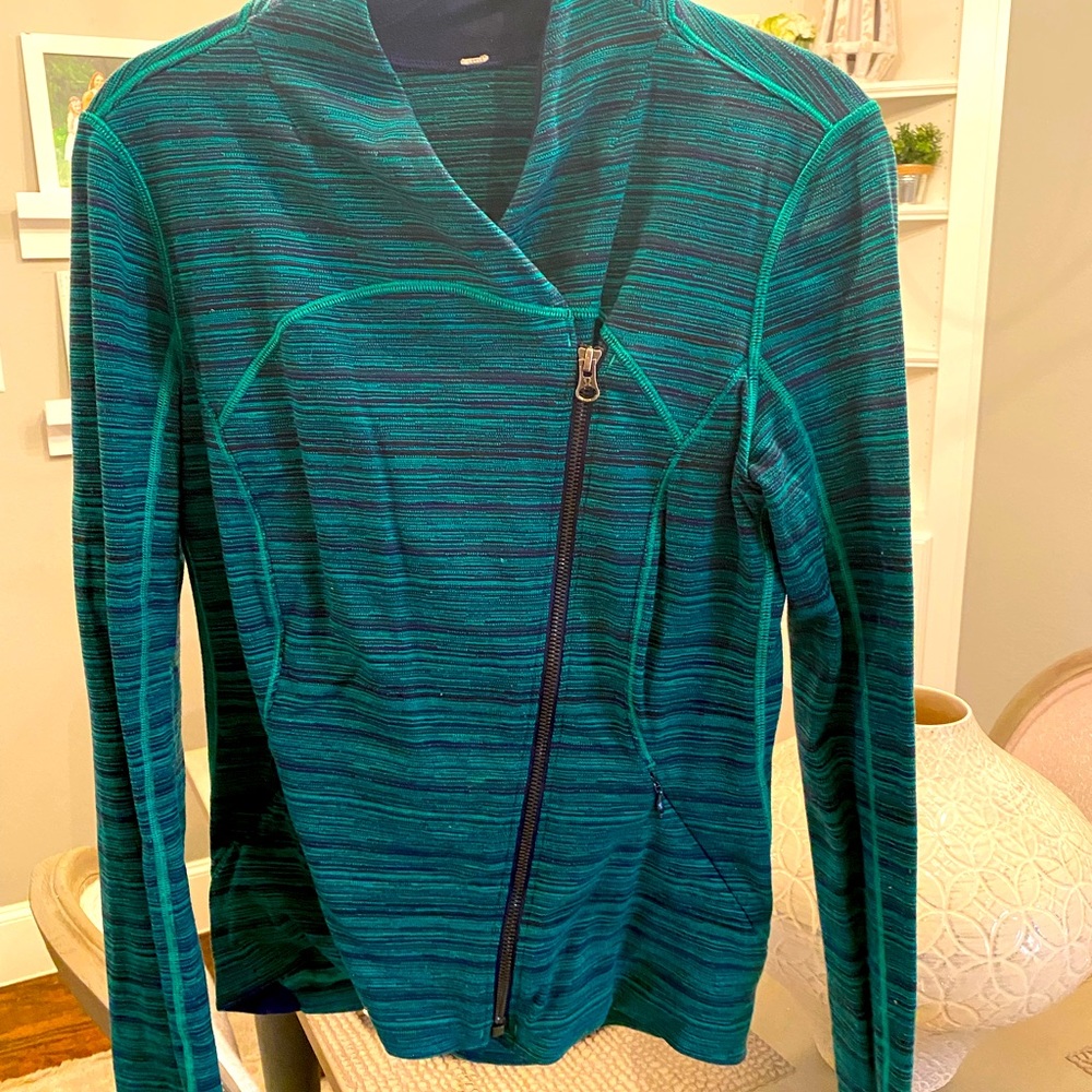 Iconic Define jacket by Lululemon with a side zip closure